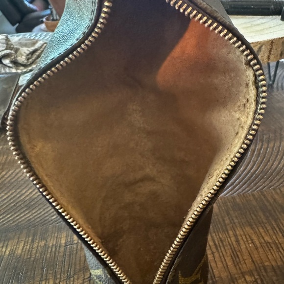 LOUIS VUITTON 
Monogram Trousse Ronde 20 Makeup Case - Picture 7 of 15